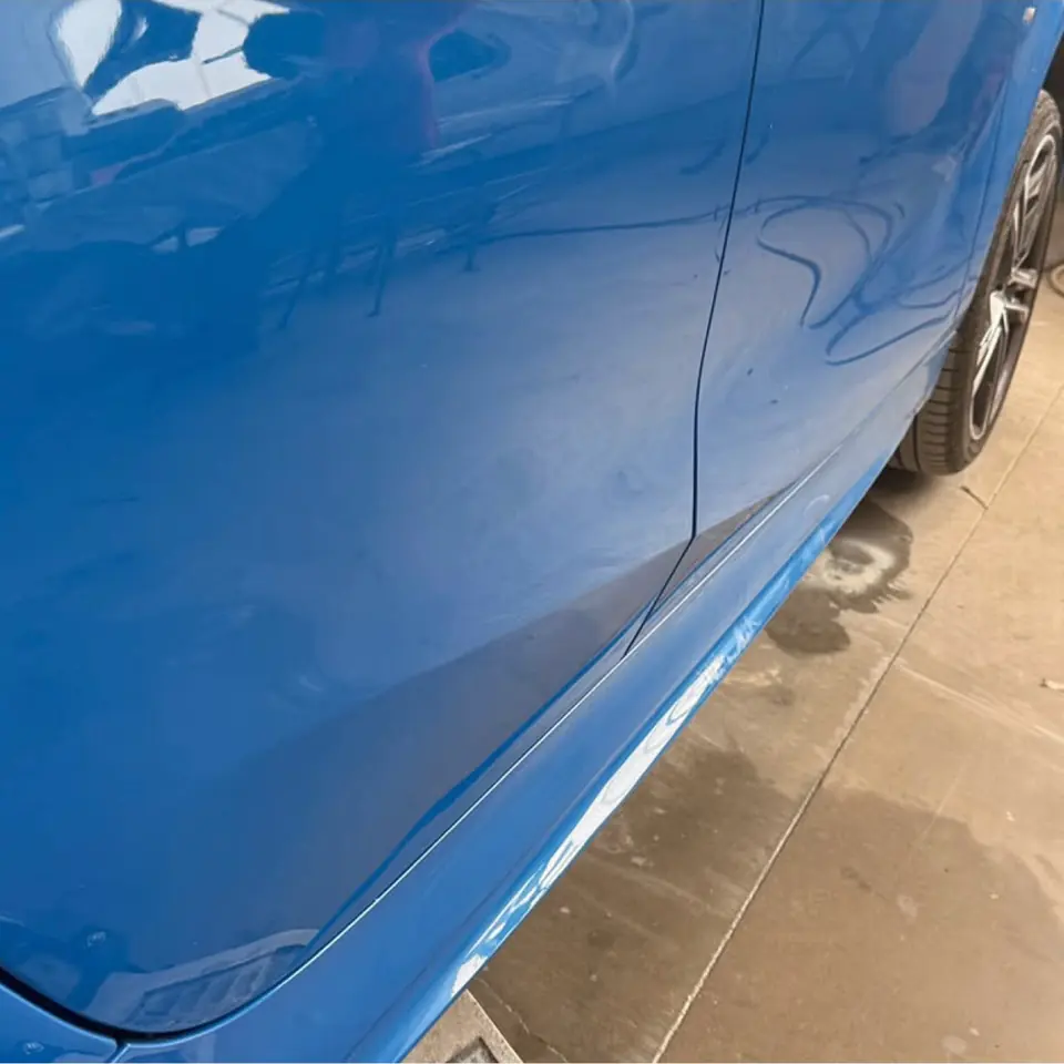 Après : la même zone de la BMW, lisse et repeinte